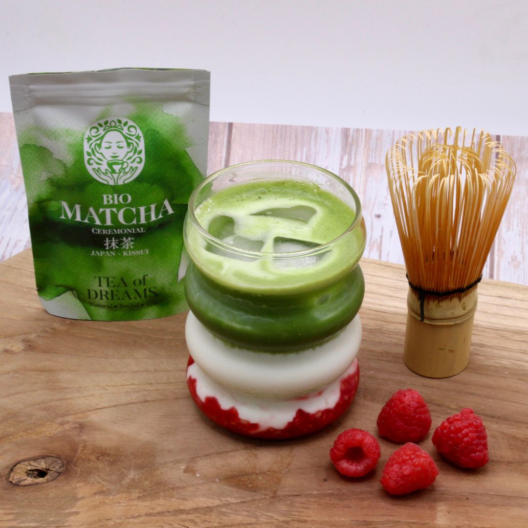 Eiskalter Matcha Genuss: Iced Raspberry Matcha Latte Rezept - Tea of Dreams