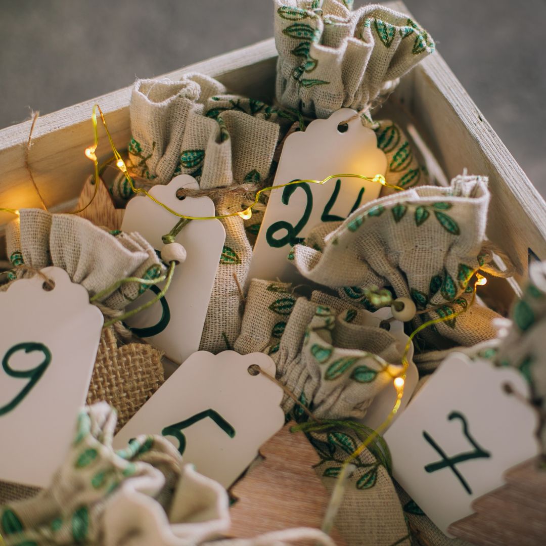 Selbstbefüllter Adventskalender in Jute Beuteln